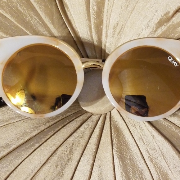 Quay Sunglasses - Picture 1 of 4